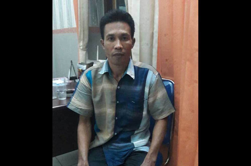 Tersangka Subhan saat menyerahkan diri ke Mapolsek Waru.