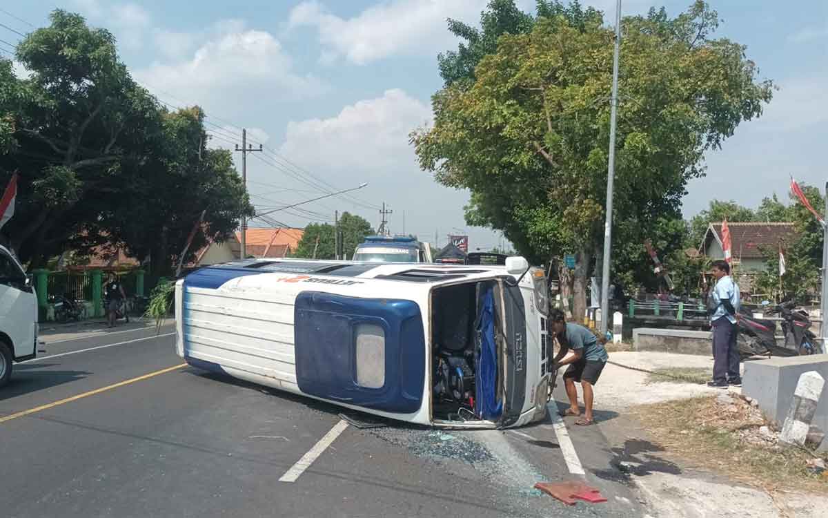 Kondisi kendaraan saat terguling di Sembung, Jombang.