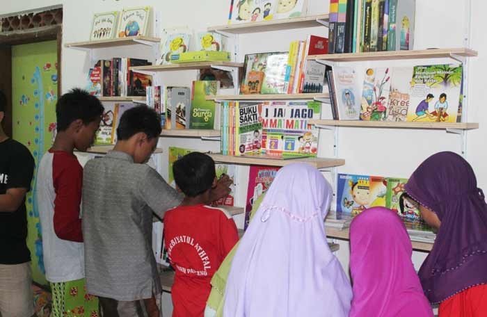 Anak-anak saat mengujungi perpus mini. foto: SYUHUD/ BANGSAONLINE