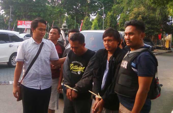 Ubaidillah pelaku pembunuhan saat dikeler petugas Satreskrim.