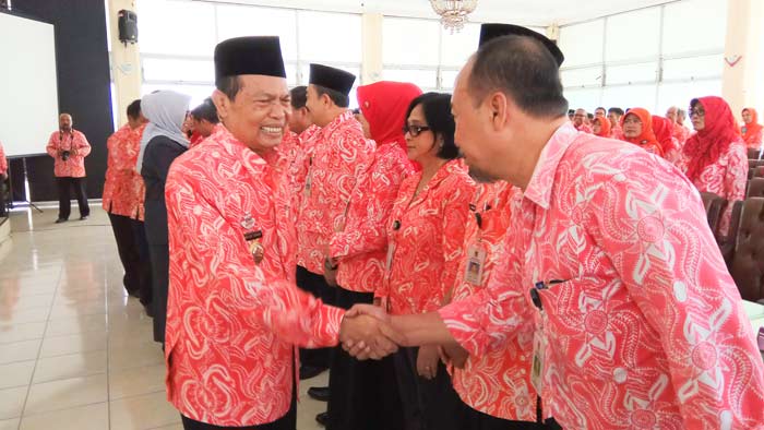 Wali Kota dan Kajari sedang memberi ucapan kepada tim verifikator buku. Tim ini akan menyeleksi muatan yang bertentangan dengan UU, etika dan norma Indonesia. YUDI EKO PURNOMO/BANGSAONLINE