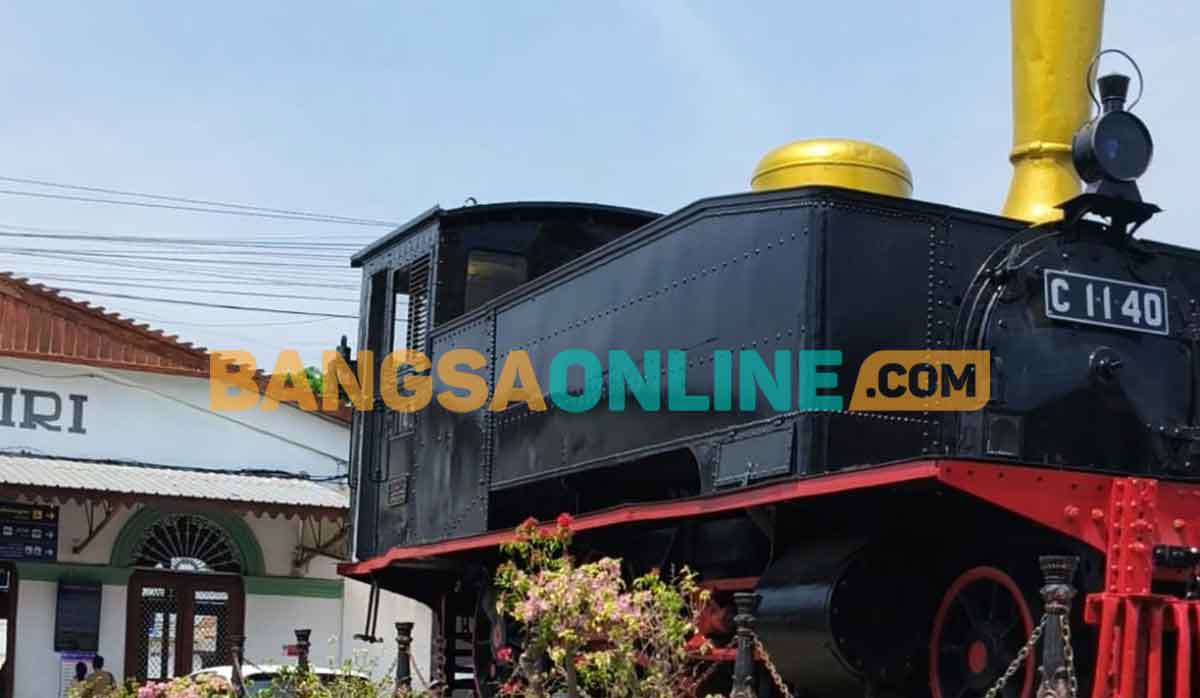 Monumen lokomotif yang tegak berdiri di depan Stasiun Kediri. Foto: MUJI HARJITA/BANGSAONLINE