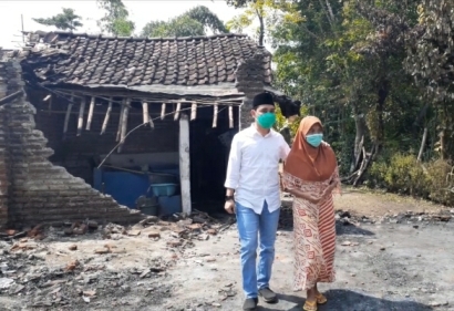 Didatangi Gus Barra, Dibantu Uang, Beras, dan Mie, Ninik yang Rumahnya Terbakar Nangis Haru