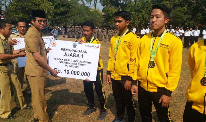 Bupati Bangkalan Abdul Latif Imron saat memberikan penghargaan berupa uang pembinaan kepada salah satu atlet yang mendapat emas di Porprov 2019.