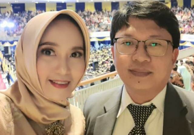 Pasangan doktor-dokter: Dr dr Musofa Rusli dan istrinya Dr dr Diah Purwaningsari. 