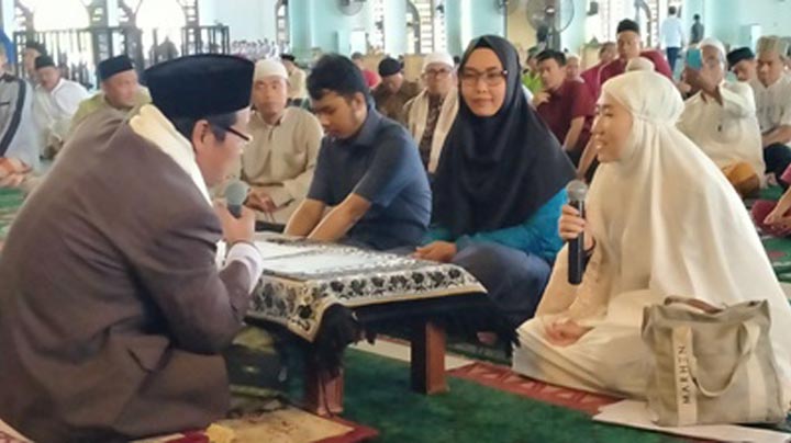 Maria Natalia Kusuma Wijaya (paling kanan pegang mic), Yani (tengah), dan Yohanes Arif Kuncoro (paling kiri) di depan Dr. KH. Ahmad Sujak, Ketua BPP Masjid Nasional Al-Akbar Surabaya, Jumat (21/2/2020). foto: MA/bangsaonline.com