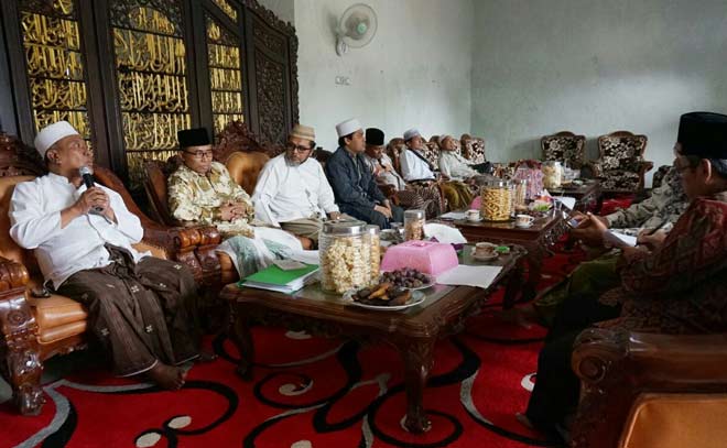 Para kiai saat membahas hukum sah atau tidak Muktamar NU ke-33 dalam pandangan fiqh di Pondok Pesantren Al-Aziziyah Denanyar Jombang, Jawa Timur, Senin (25/7/2016). Foto: bangsaonline.com