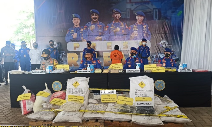 Tim gabungan dari Ditpolairud Polda Jatim dan Korpolairud Baharkam Polri saat rilis pers.