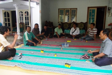 suasana diskusi para caleg kalah. foto:hadi/BANGSAONLINE