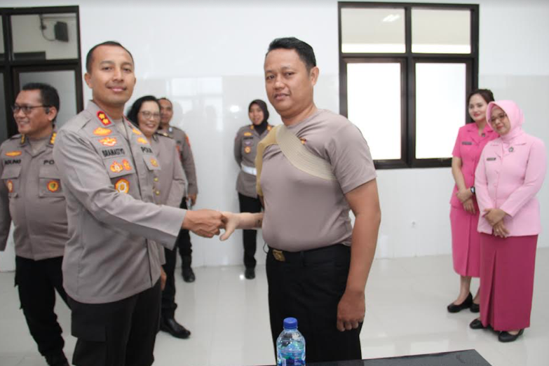 Kapolres Kediri Kota AKBP Bramastyo Priaji, saat menyalami Bripka Ainul Huda yang telah menggunakan tangan palsunya (dok. Ist)