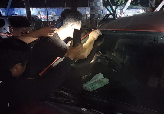 Tangkapan layar video saat upaya evakuasi balita