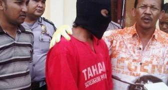 Tersangka pencabulan saat ditahan polisi. (Bahri/BANGSAONLINE)