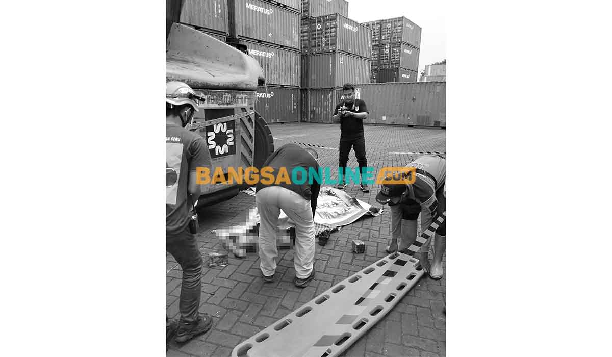 Korban tewas usai terlindas alat berat di Surabaya. Foto: RUSMIYANTO/BANGSAONLINE