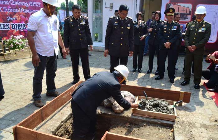 Kapolres Pasuruan AKBP Raydian Kokrosono., S.I.K didampingi Forkompimda saat melakukan peletakan batu pertama pembangunan gedung SPKT & SKCK. 
