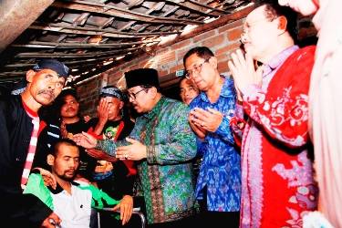 Gubernur Soekarwo didampingi Bupati Ponorogo H Amin melepas Soiman, penderita gangguan jiwa yang akan dikirim ke RSJ Menur Surabaya. Foto:humasprov 