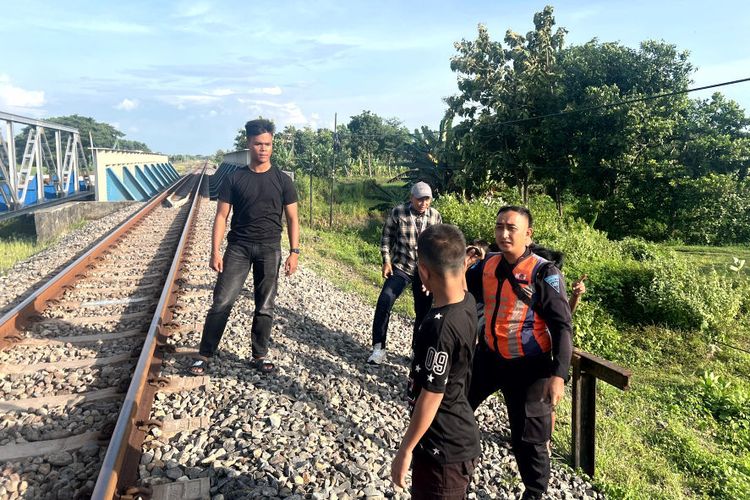 Pengamanan KAI Daop 7 Madiun saat menyisir TKP pelemparan KA Jayakarta di Nganjuk