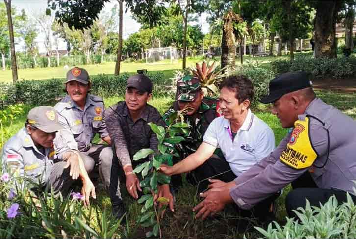 Ketua DKD Kota Kediri, Yuwono Wahyu Alam (nomor 2 dari kanan) saat melakukan penanaman pohon bersama. (Ist)