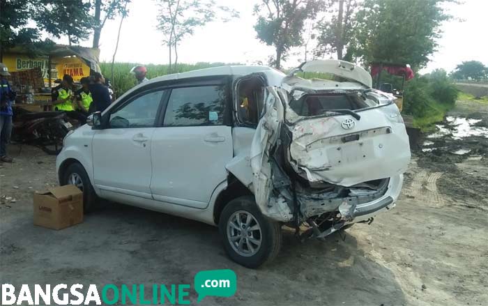 Kondisi bagian belakang Avanza ringsek usai ditabrak kereta api.