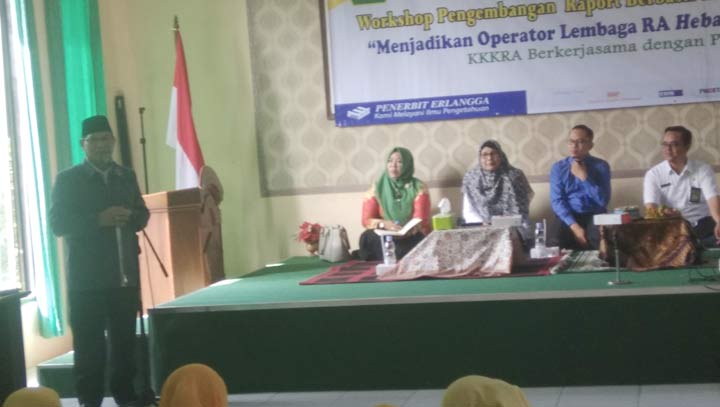 Kepala Kemenag H. Sholeh, M.Si saat membuka workshop.