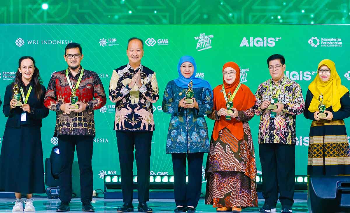 Gubernur Khofifah saat menerima penghargaan di AIGIS 2025.