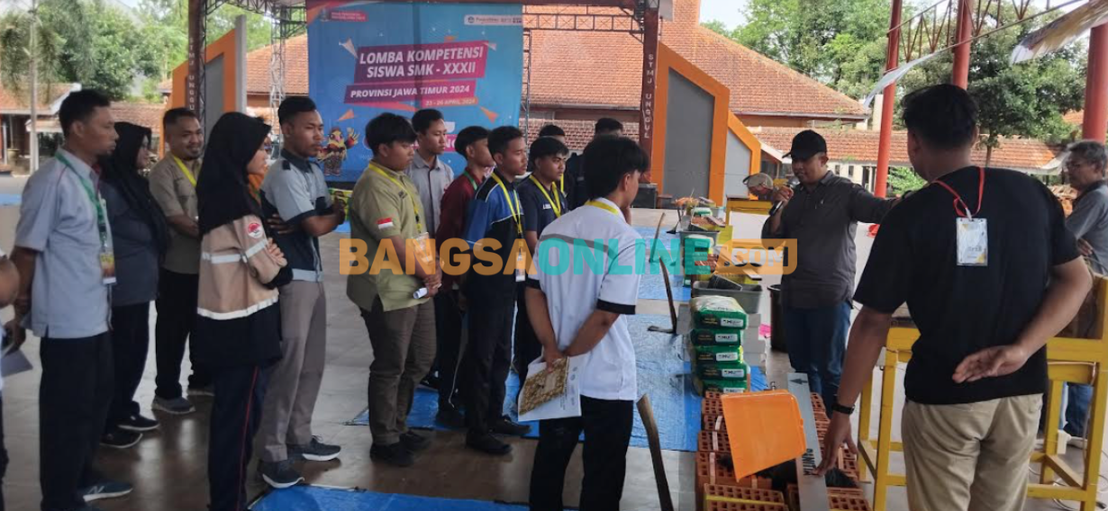 Peserta mendapat arahan dari juri untuk menggunakan alat di ajang LKS (foto: Hendro Suhartono/BANGSAONLINE)
