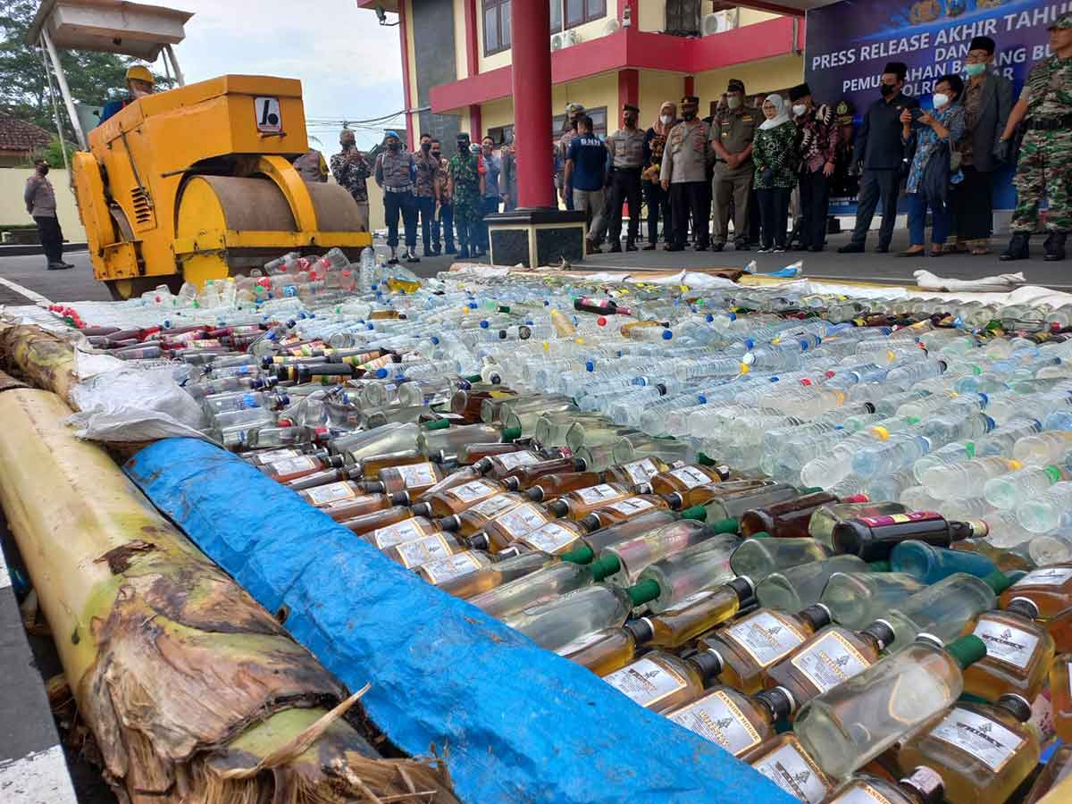 Polres Blitar saat memusnahkan sejumlah barang bukti, Jumat (30/12/2022)