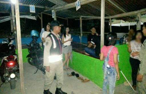 Petugas Satpol PP ketika saat razia pasangan mesum di salah satu kafe remang-remang. foto: syuhud/ BANGSAONLINE