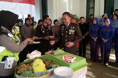 Kapolres saat memberi ucapan selamat.
