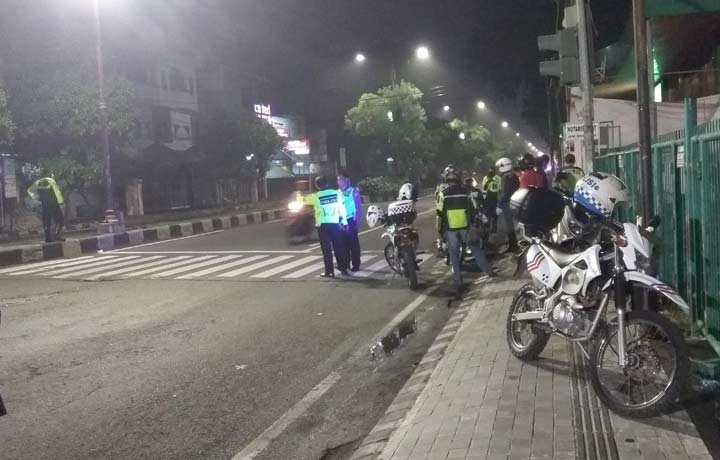 Petugas Satlantas Polresta Sidoarjo sedang memantau jalan Raya Jenggolo.