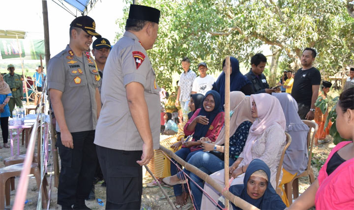 Kapolda Jawa Timur Irjen Pol Luki Hermawan (berpeci) berbincang dengan warga saat memantau Pilkades Serentak 2019 di Desa Samatan Kecamatan Proppo, Kabupaten Pamekasan.