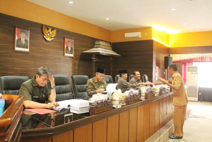 Plt Bupati Nganjuk KH Abdul Wachid Badrus, menerima berkas laporan yang telah disampikan fraksi. Foto: BAMBANG D J/ BANGSAONLINE