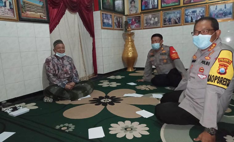 Kapolresta Sidoarjo Kombes Pol. Sumardji saat bersilaturahim ke KH. M. Sholeh (Gus Sholeh), Pengasuh Pondok Pesantren Darul Muttaqin.