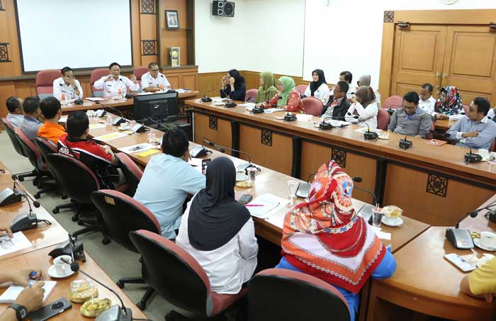 Bupati Sambari saat memimpin pertemuan dengan pimpinan humas berbagai perusahaan. foto: SYUHUD/ BANGSAONLINE