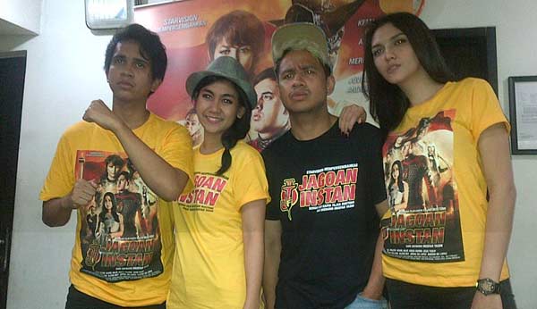 Para pemeran film Jagoan Instan. foto: rusmiyanto/ BANGSAONLINE