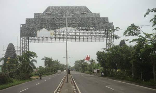 MAHAL: Inilah gapura paduraksa yang menghabiskan anggaran Rp 3,2 M itu. foto: BANGSAONLINE