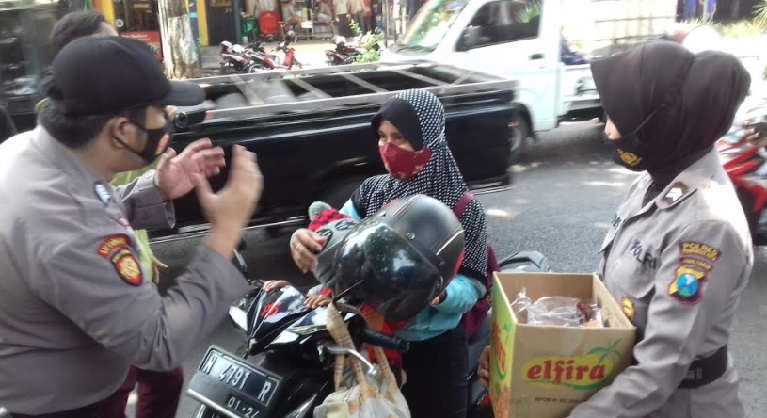 Cegah Covid-19, Polres Probolinggo Kota Gencar Bagi-bagi Masker Gratis