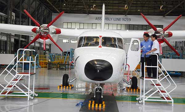 Direktur Utama PT Dirgantara Indonesia Budi Santoso bersama Chief Engineering N219 Palmana Bhanandhi (kanan) melihat kokpit pesawat N219. foto: kompas