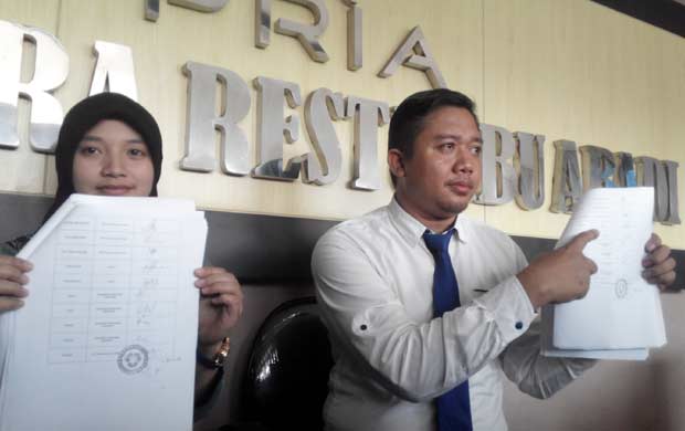 Kristin dan lawyer PT Pria Hari Cahyono menunjukan bukti lab. foto: YUDI EP/ BANGSAONLINE