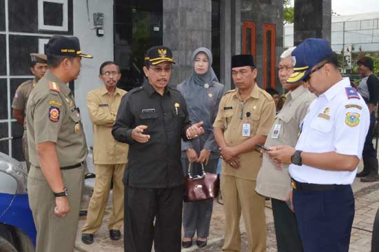 Sekda Bondowoso bersama Kepala BPBD, serja jajaran SKPD saat meninjau lokasi posko bencana gunung raung di Sumber Wringin. (foto: sugiyanto/BANGSAONLINE)