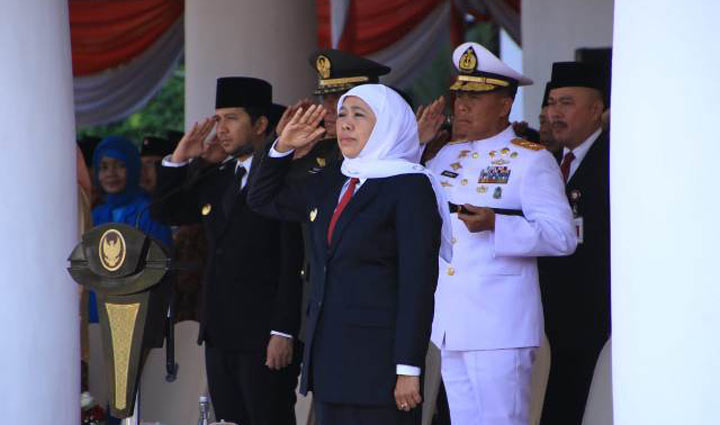 Gubernur Jatim Khofifah Indar Parawansa saat upacara peringatan Hari Kesaktian Pancasila di Gedung Grahadi Surabaya, (1/10/2019). foto: istimewa/ BANGSAONLINE.com