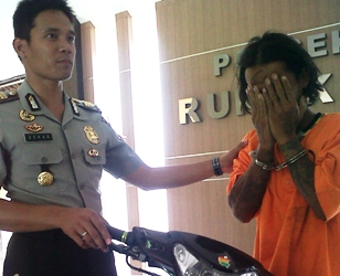 ?Sholeh Wahyudi alias Batin, tentu di penjara batinnya tersiksa. Foto:rusmiyanto/BANGSAONLINE