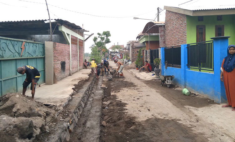 Pelaksanaan pembangunan drainase di Beji. (foto: ist)