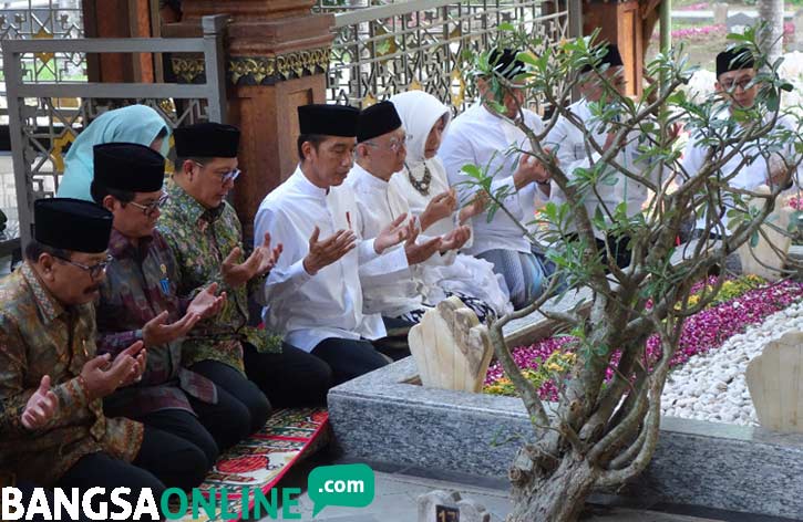 Jokowi di makam KH. Hasyim Asy