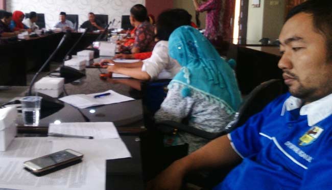 FPKIB Nganjuk saat hearing dengan Komisi D DPRD Nganjuk terkait meninggalnya ibu hamil meninggal jelang melahirkan di RSUD Nganjuk, kemarin. foto: soewandito/ BANGSAONLINE