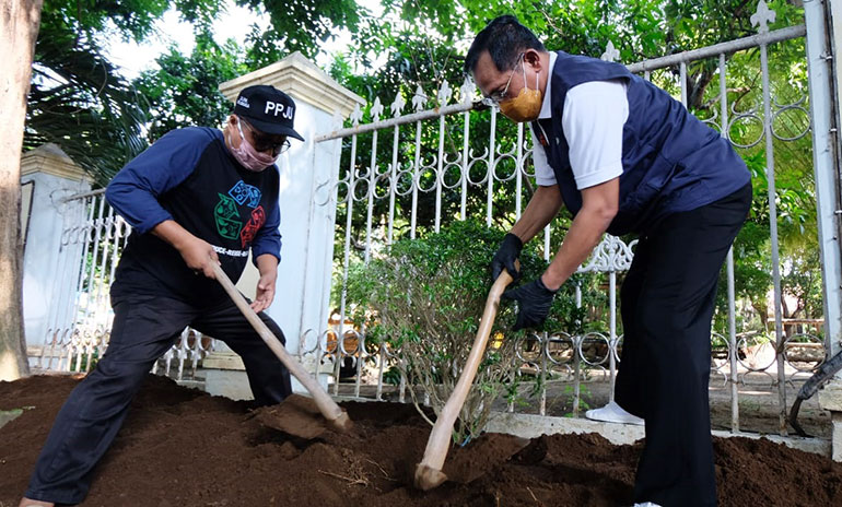 TURUN LANGSUNG: Hudiyono ikut menanam di Taman Paseban Alun-alun Sidoarjo, Minggu (22/11). foto: Dinas Kominfo Sidoarjo