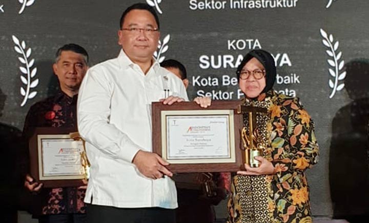 Wali Kota Risma saat menerima dua penghargaan sekaligus dari dari Tempo Media Group dan Frontier Group. foto: ist