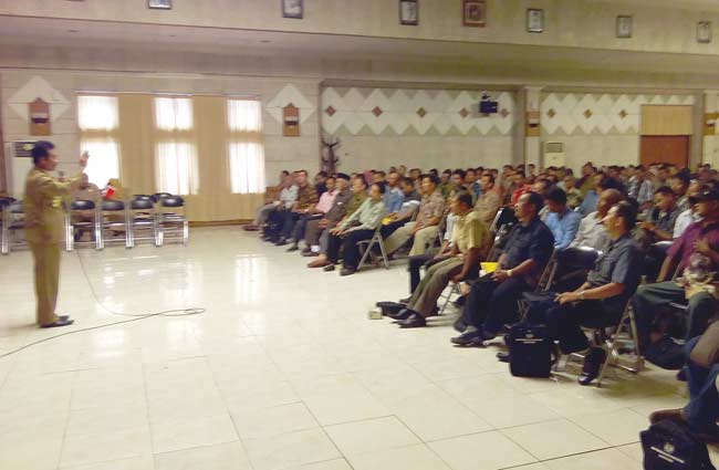 Ketua RT/RW se-Kabupaten Gresik saat ikuti pembekalan. foto: syuhud/ BANGSAONLINE