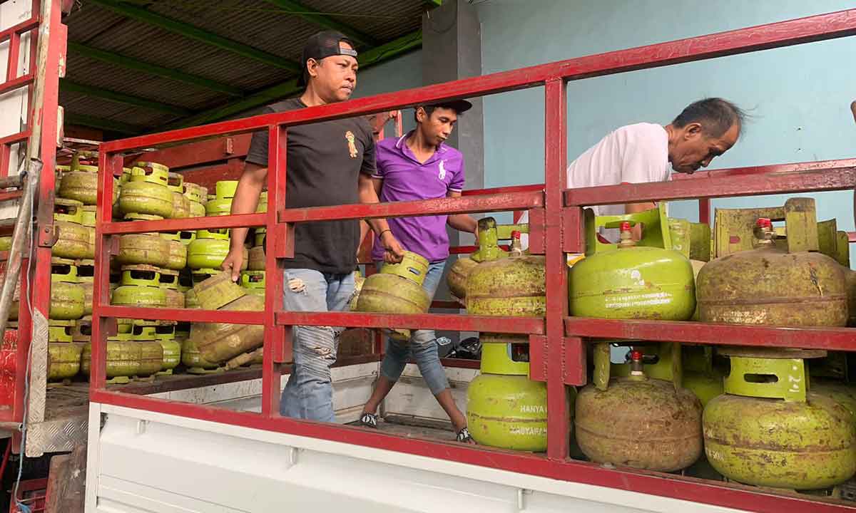 Pekerja saat menata LPG 3 kg.