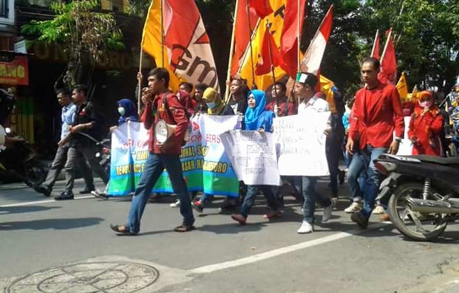 Sekitar 80 mahasiswa ekstra kampus di Bojonegoro menggelar aksi demo memperingati Hari Kebangkitan Nasional. foto: eky nurhadi/ BANGSAONLINE