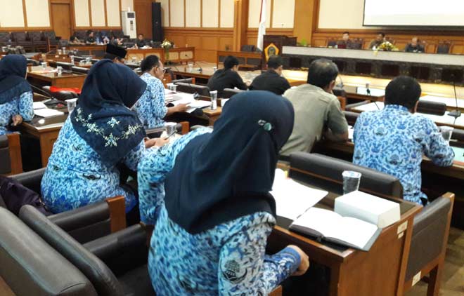 Komisi A DPRD Gresik saat public hearing soal Ranperda tentang penyelenggaraan perlindungan konsumen. foto: syuhud/ BANGSAONLINE